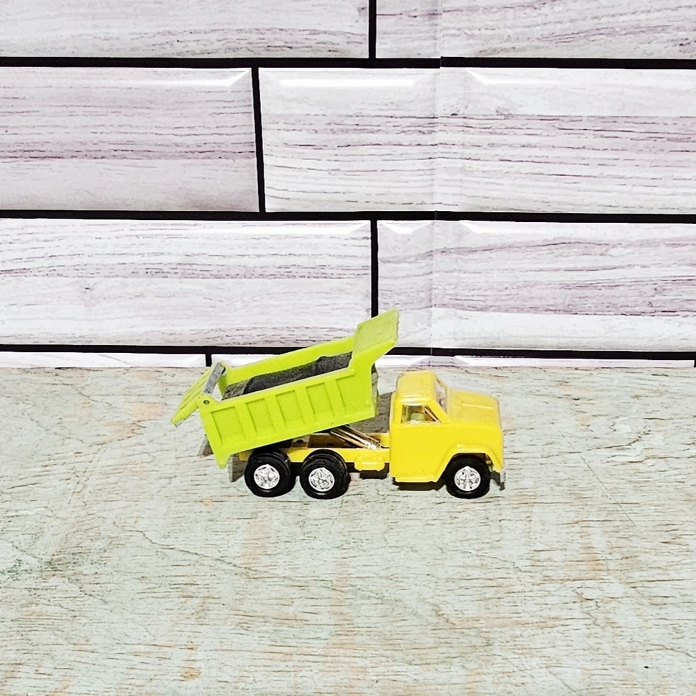 Vintage 1968 Lindberg Dump Truck Mini Lindy HO Scale No 11-39 Green & Yellow